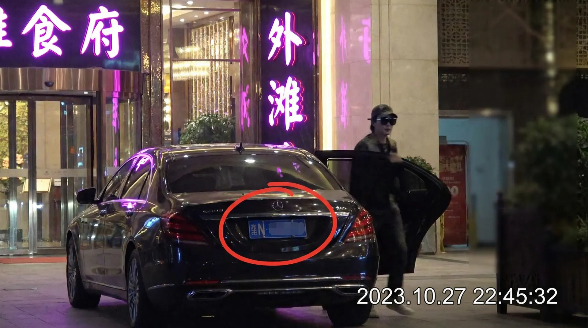 人狗-人狗影院 在线播放|全网独家人狗合集 - 豪车餐厅外被拍